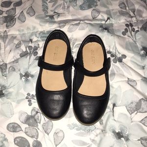 Black oldnavy Mary Jane shoes for toddler girls.